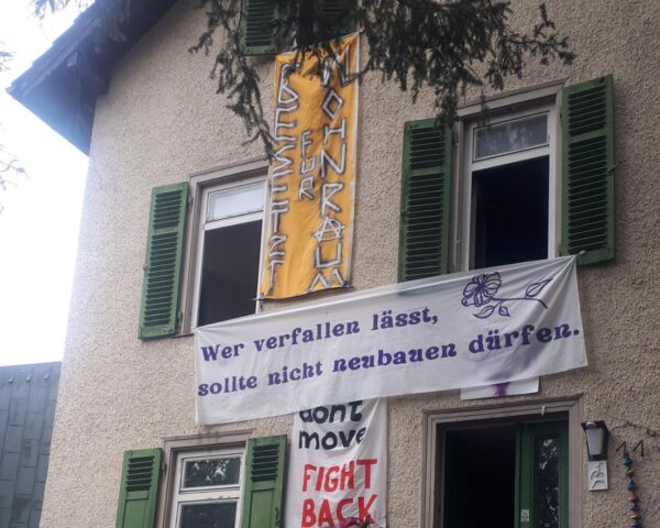 mehrere Banner am besetzten Haus in der Sigwarthstraße 11 in Tübingen